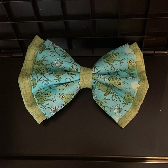 Green and Blue Frog Pattern Hair Bow - Picture 1 of 4